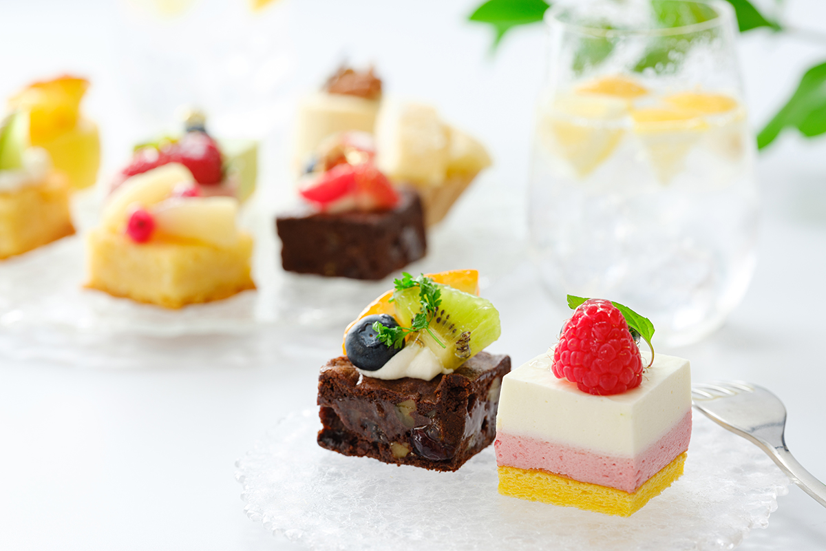 お父様を囲んでワイワイと。選んで楽しい10種のケーキ。