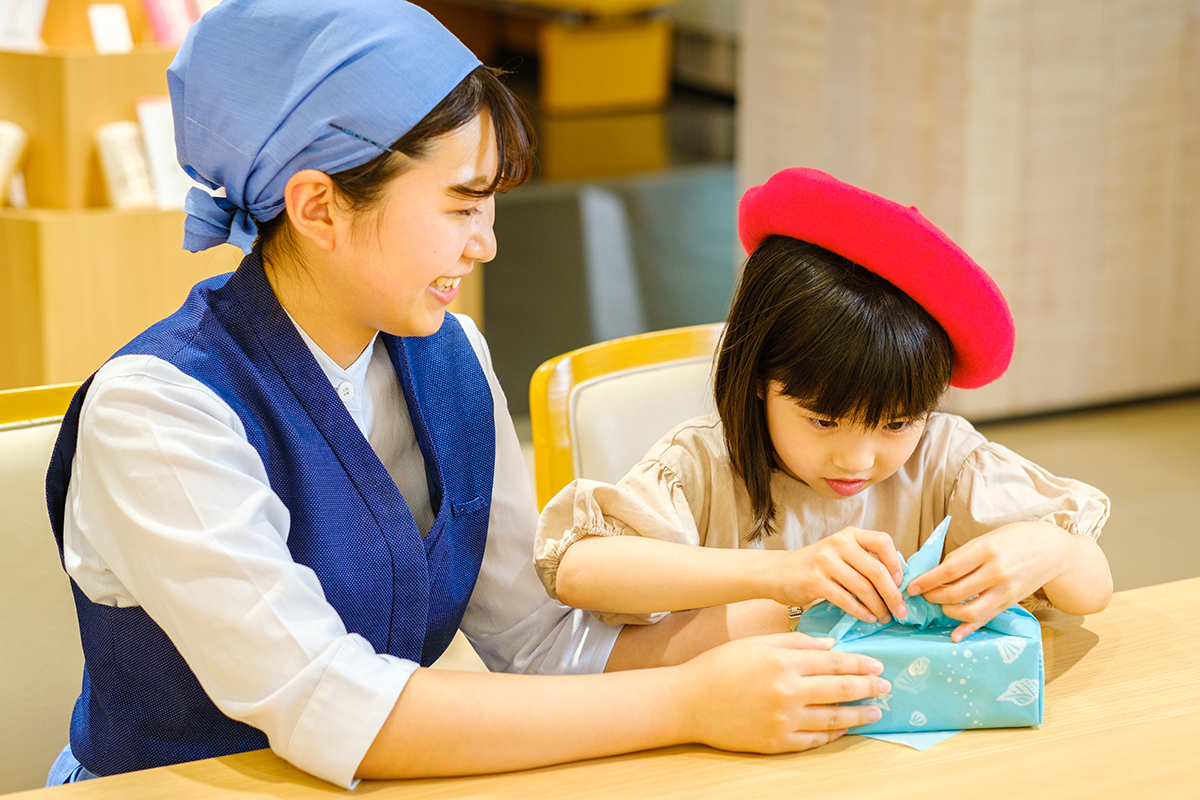 風呂敷で包んで、贈り物の完成