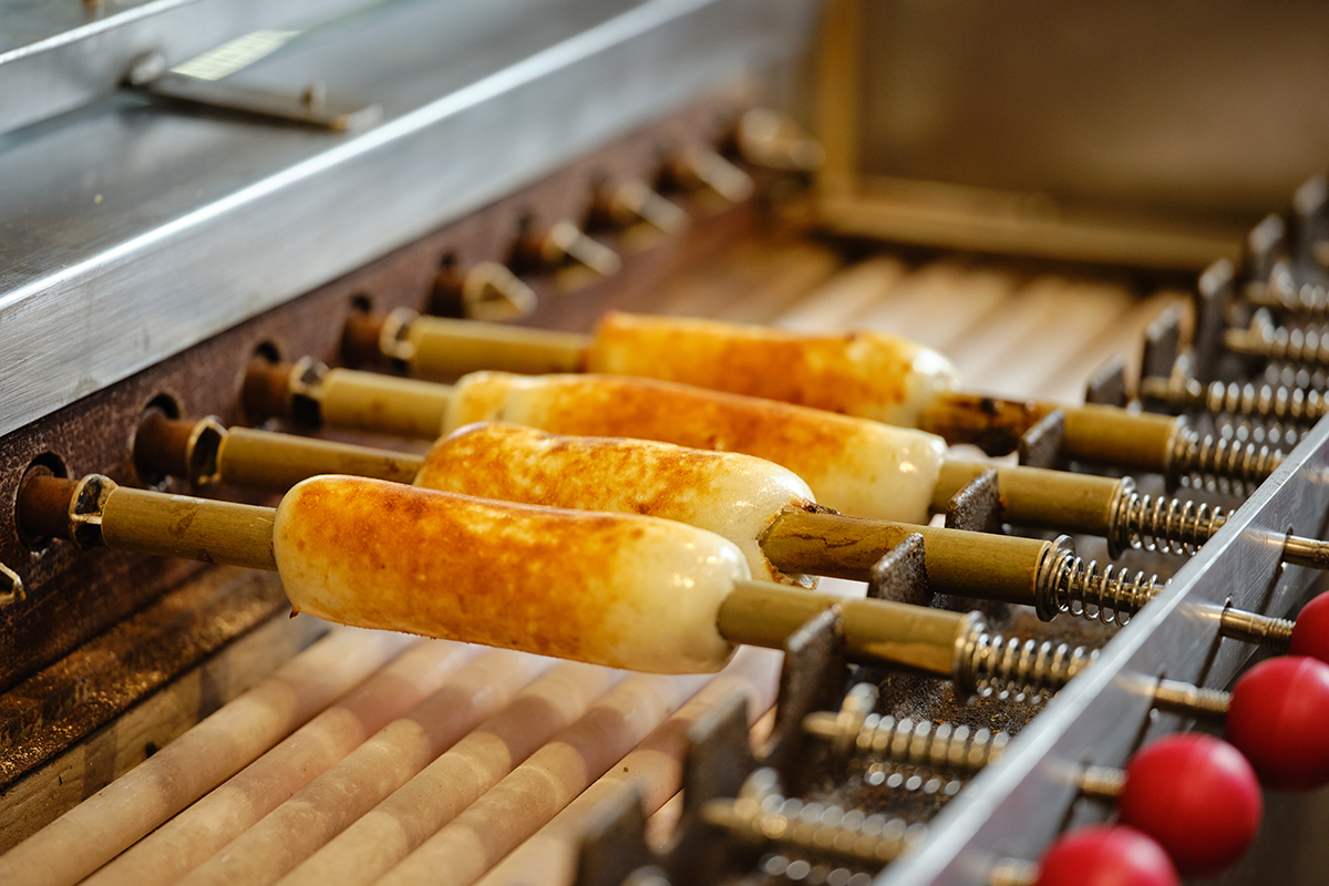 かまぼこは蒸して、ちくわは焼いてお渡し