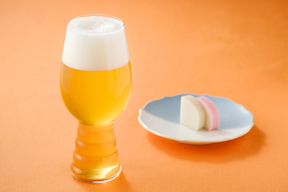 オレンジの皮を丁寧に手作業でむいて、雑味のないビールに