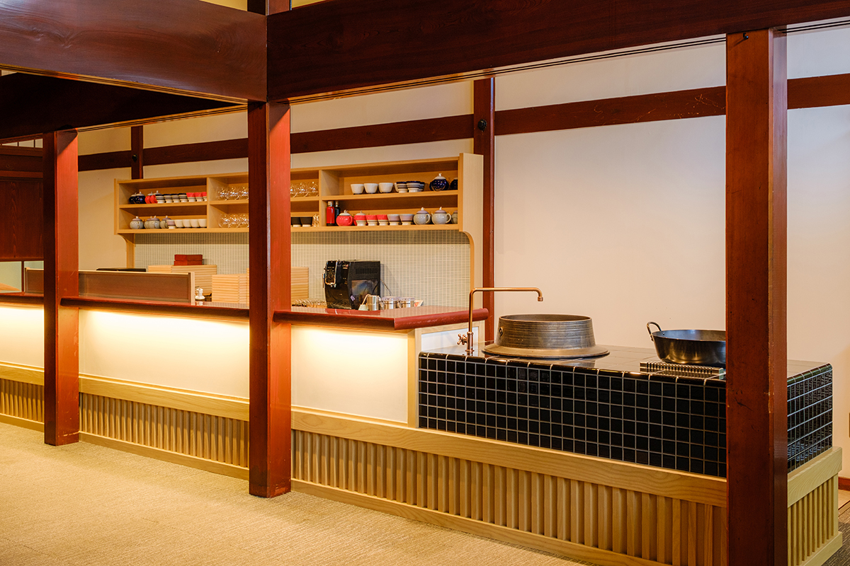 且座１　おくどさんの竈の火で焙煎される茶の香り