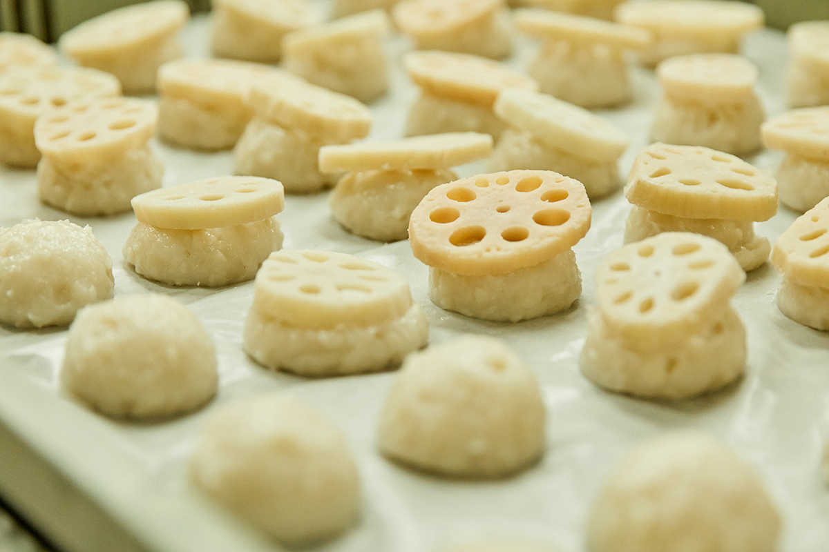 レンコンは分厚くカットし温度低めの米油でじっくり揚げる