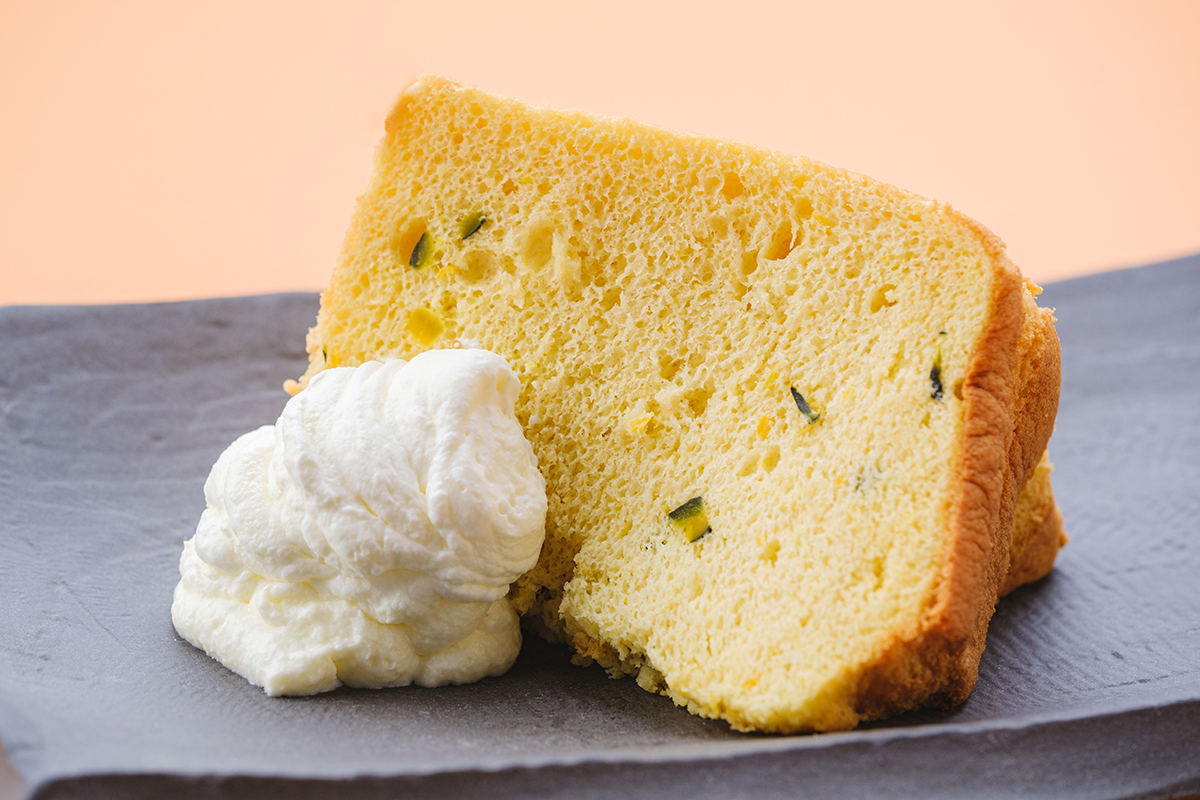 たっぷりの生クリームを添えて