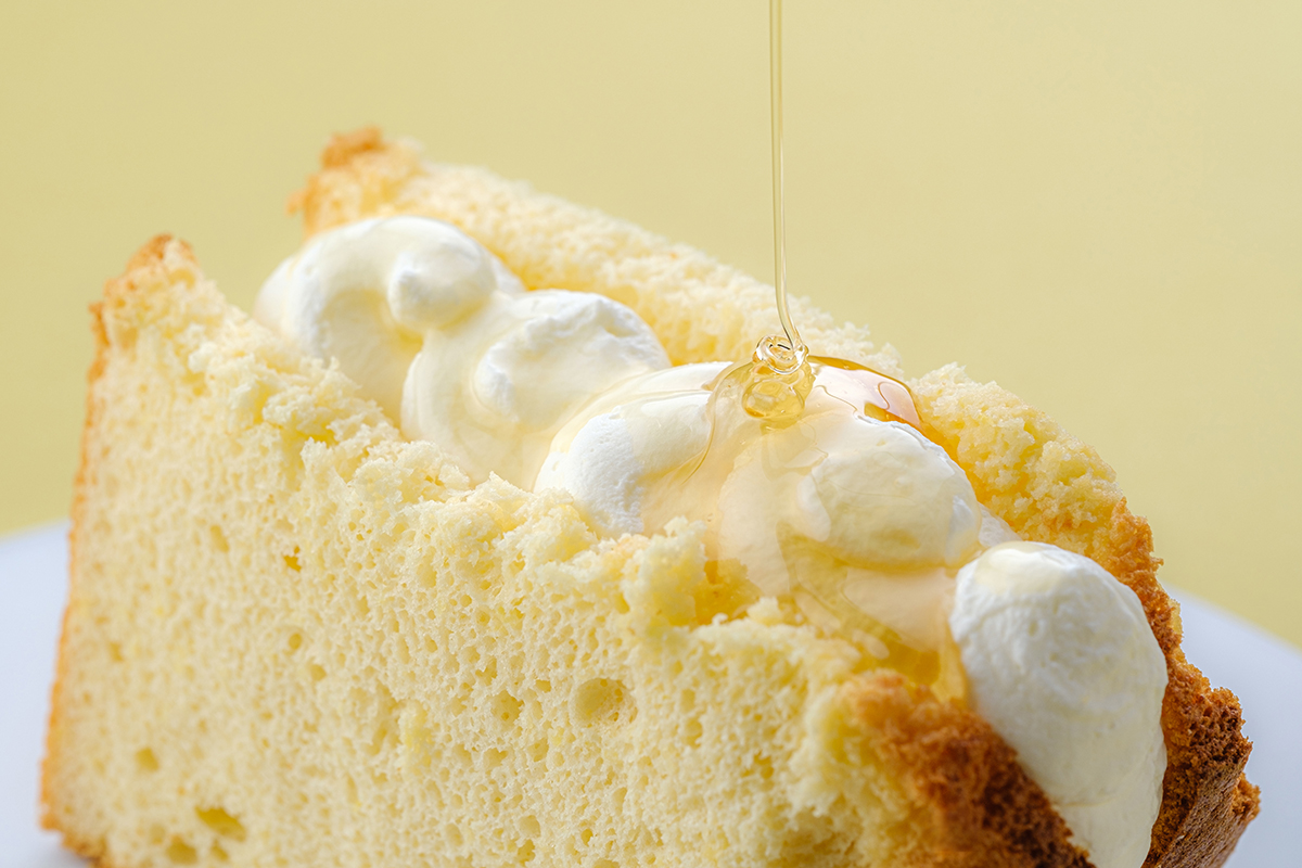 生クリームのシフォンサンドにたっぷりのはちみつを