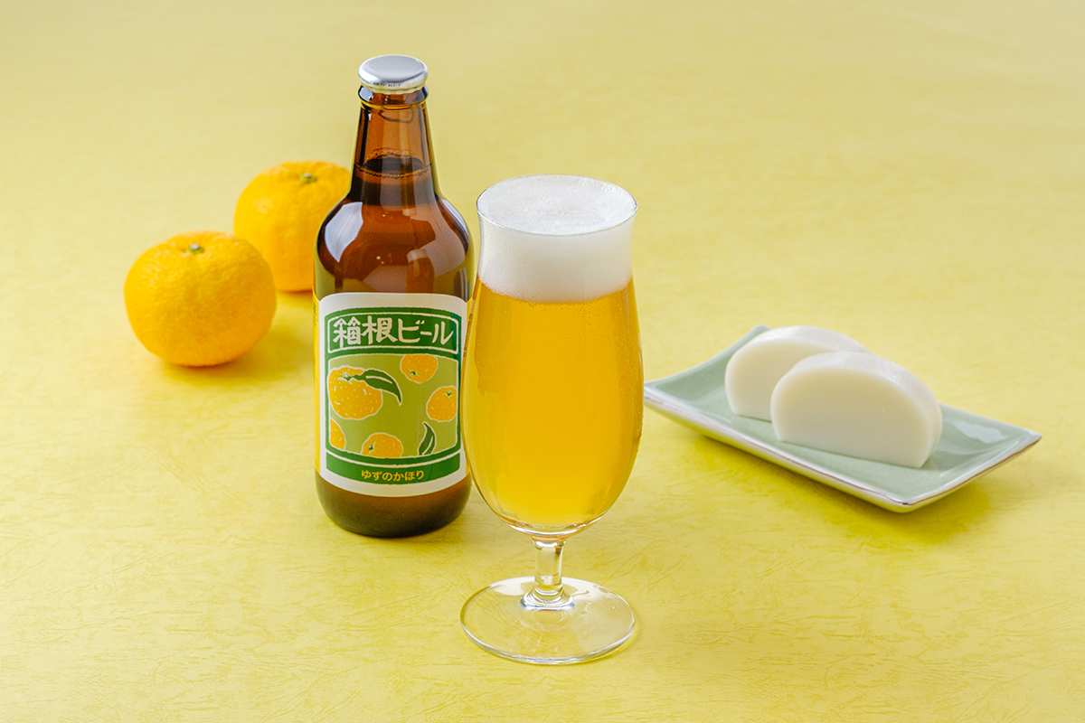 ゆずの皮を丁寧に手作業でむいて、雑味のない味わいに