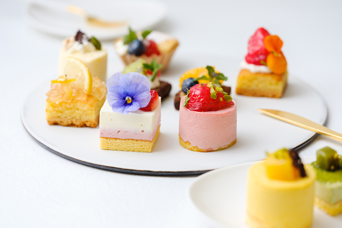 お花畑のようなかわいい10 種のケーキ