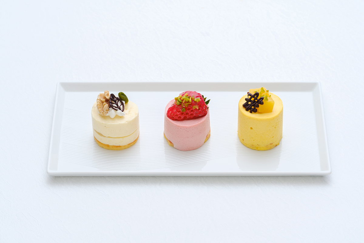 苺や完熟マンゴー、洋梨がとろけるムースケーキ