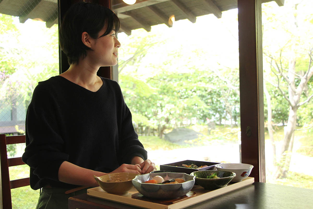 レトロな店内とお庭の景色に癒されて