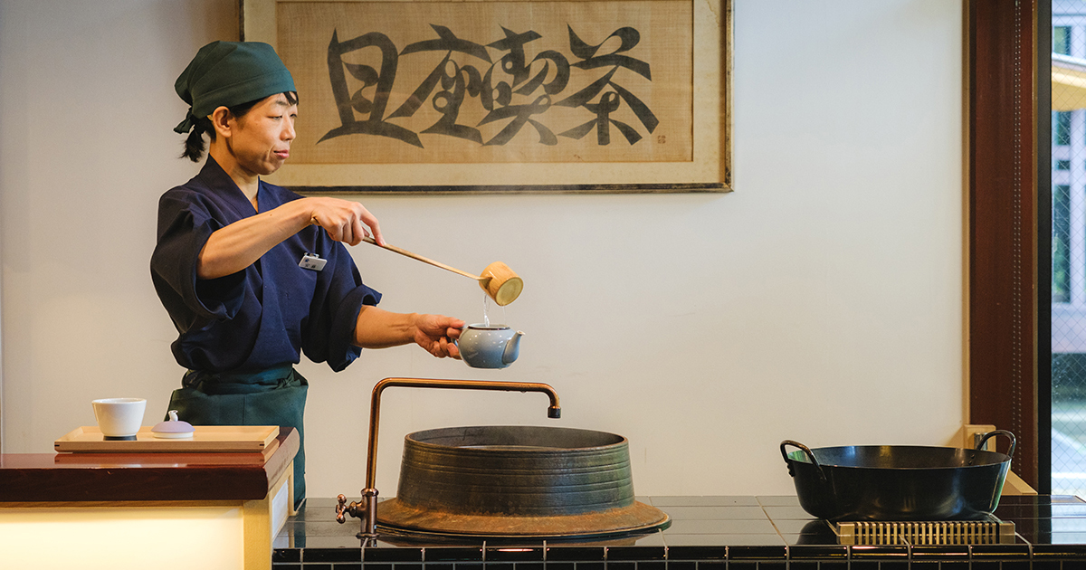 竈で沸かした名水「箱根百年水」仕立て。淹れたてのお茶に癒されて／名水甘味 且座