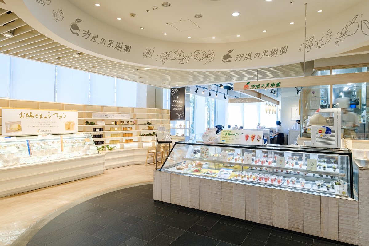 かまぼこの里　汐風の果樹園とシフォンケーキ