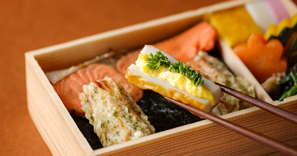 期間限定で復活。鈴廣名物を詰め合わせた「百年ちくわと紅鮭の海苔弁当」